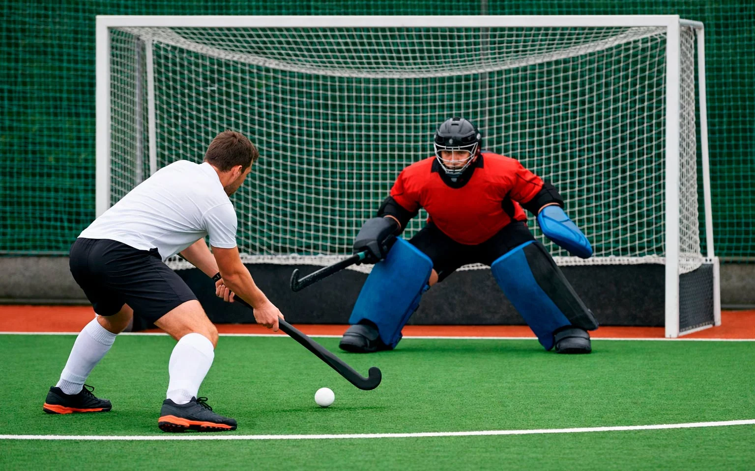 Hockeyspelers die een scoringskans creëren bij het doel