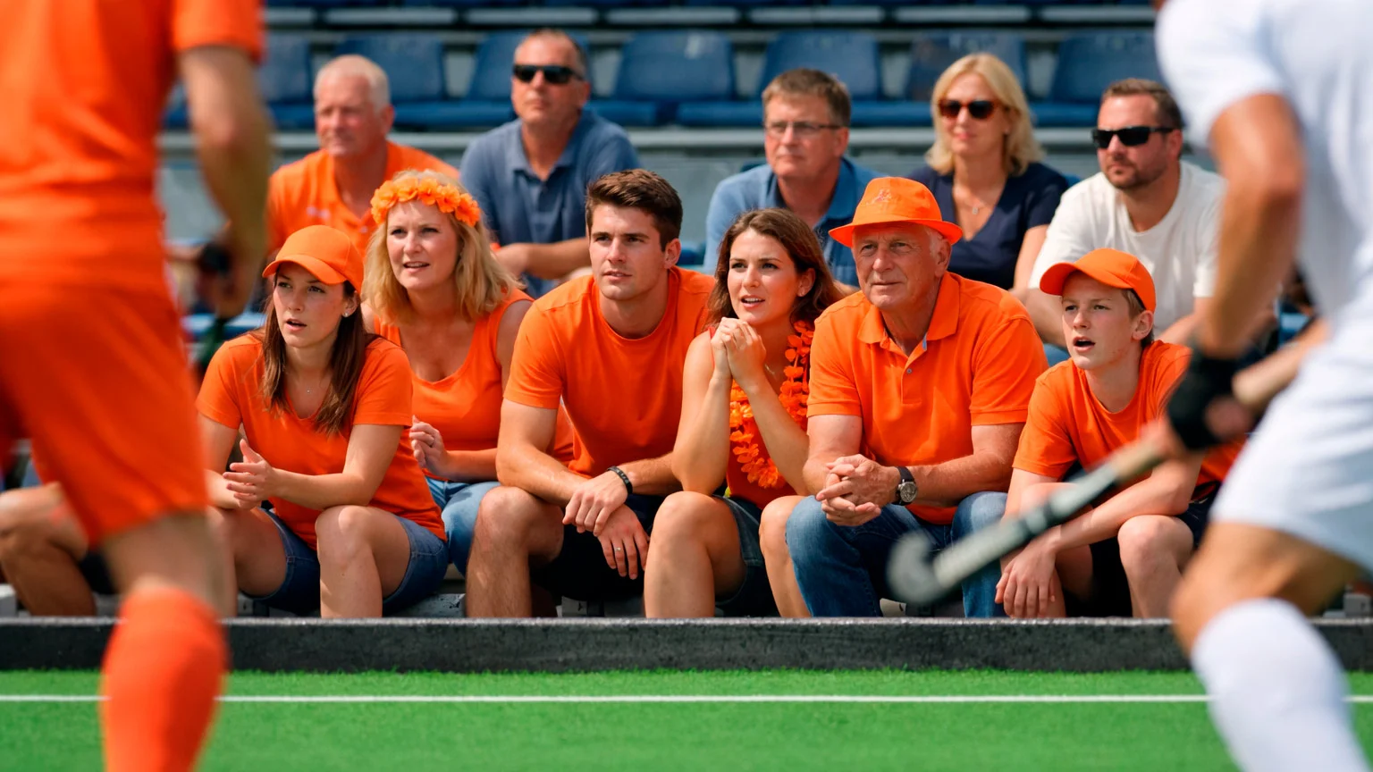 Veldhockeyfans die een wedstrijd volgen in het stadion